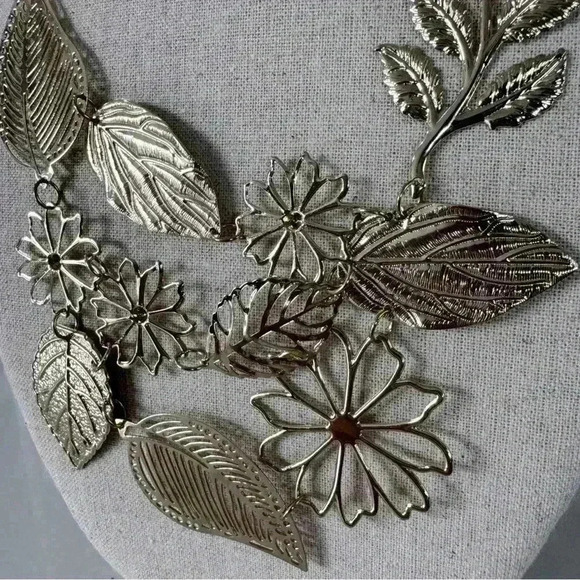 Gold  Floral Necklace - Picture 2 of 4